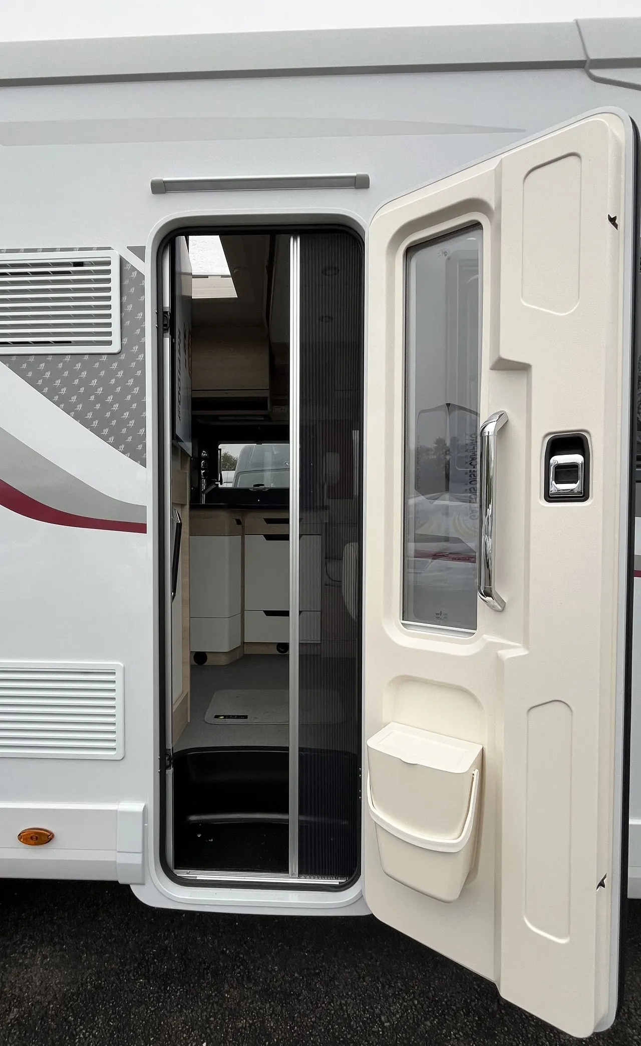 Camping-car - Rapido - 696 F - Profilé lit central et salon face à face - 2025