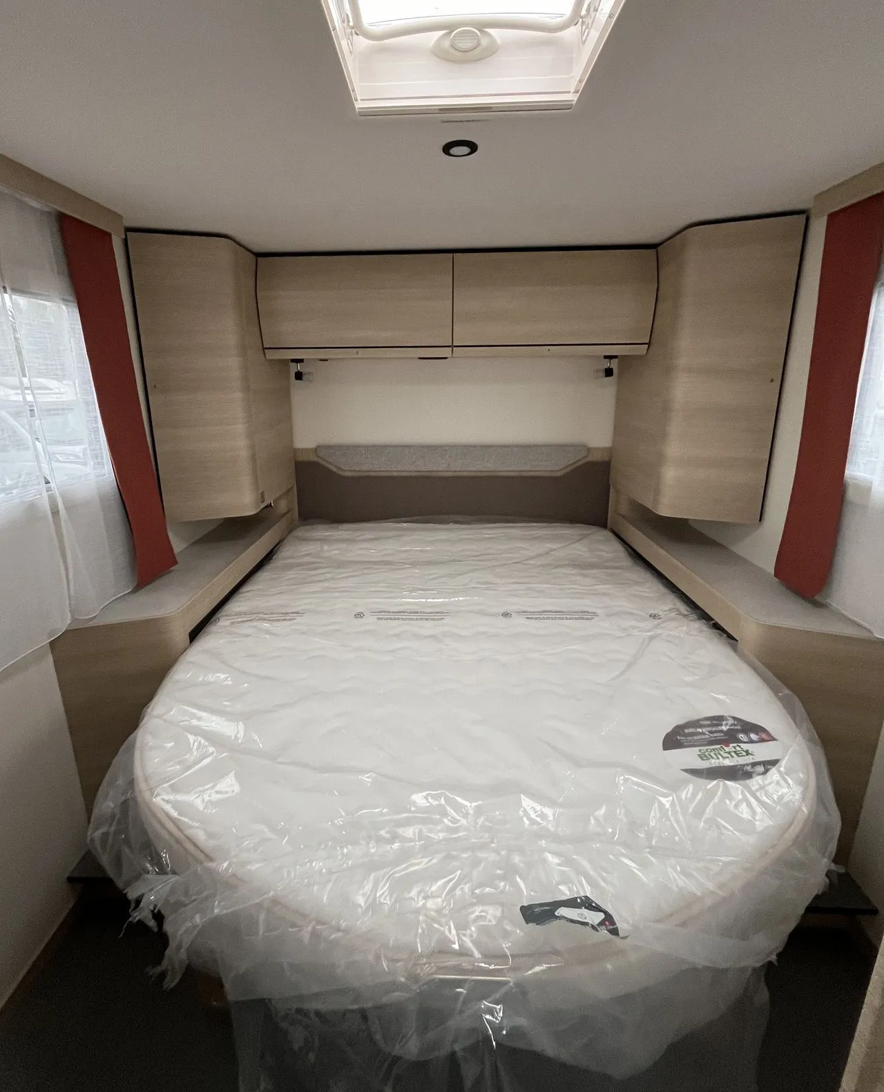 Camping-car - Rapido - 696 F - Profilé lit central et salon face à face - 2025