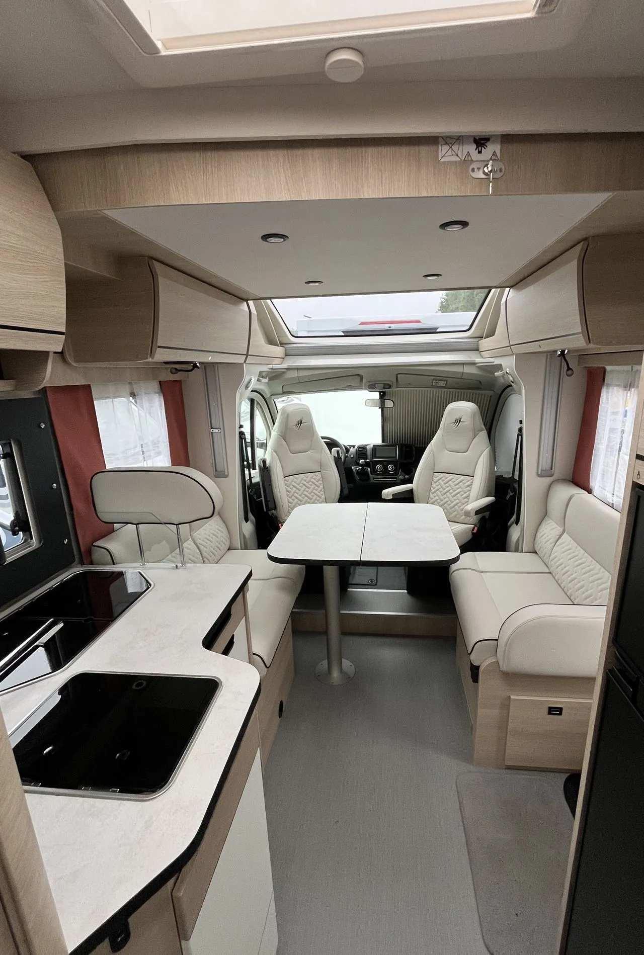 Camping-car - Rapido - 696 F - Profilé lit central et salon face à face - 2025