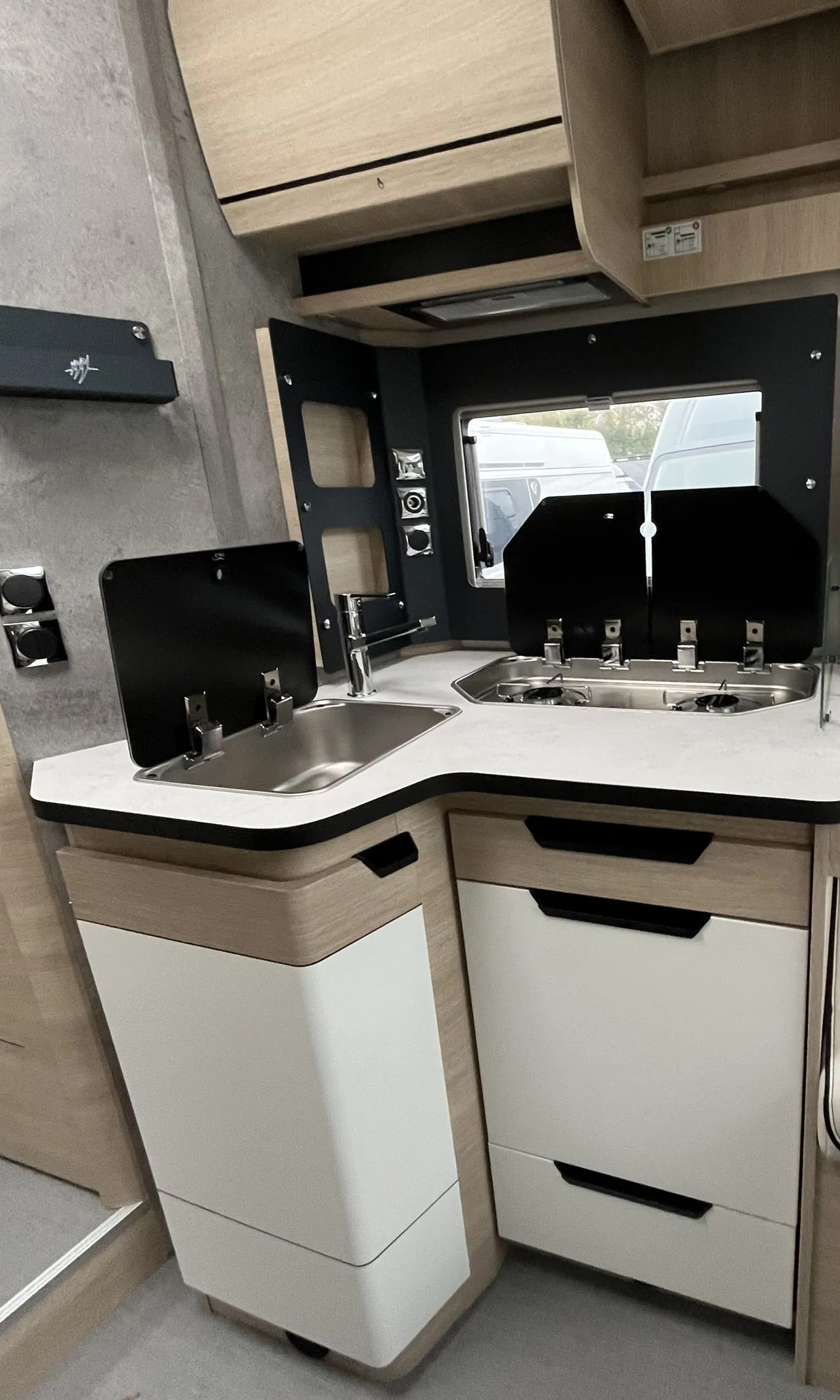 Camping-car - Rapido - 696 F - Profilé lit central et salon face à face - 2025