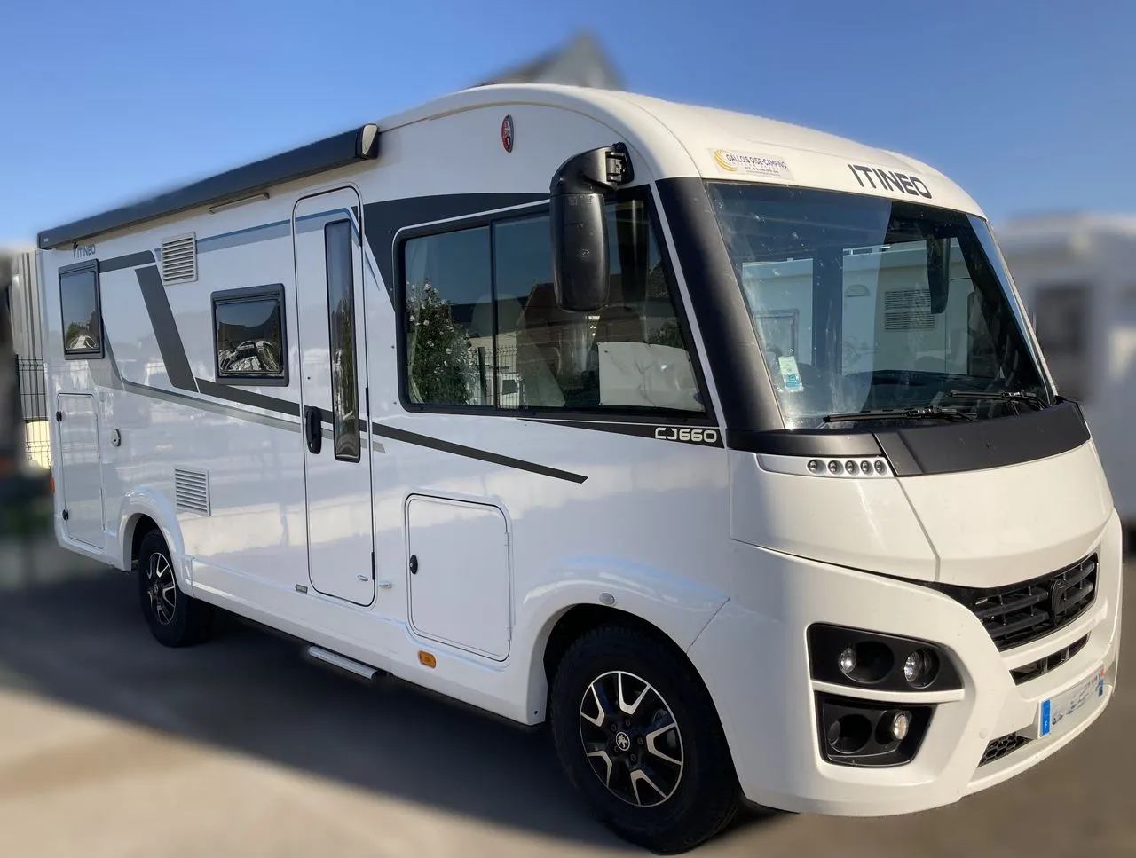 CJ660 - Intégral compact avec lits jumeaux 