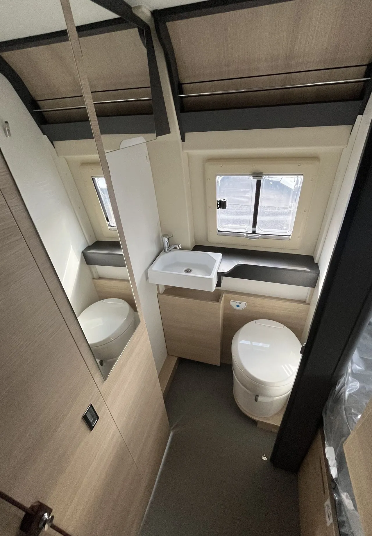 Fourgon aménagé - Dreamer - D55 UP - 4 couchages + douche & WC séparés - 2026