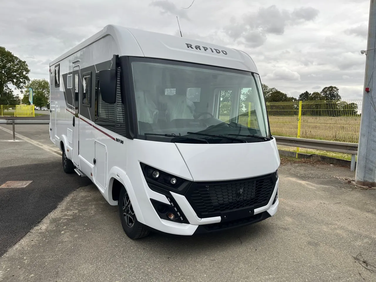 896 F