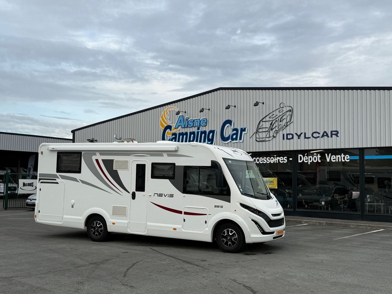 Camping-car MCLOUIS NEVIS 881