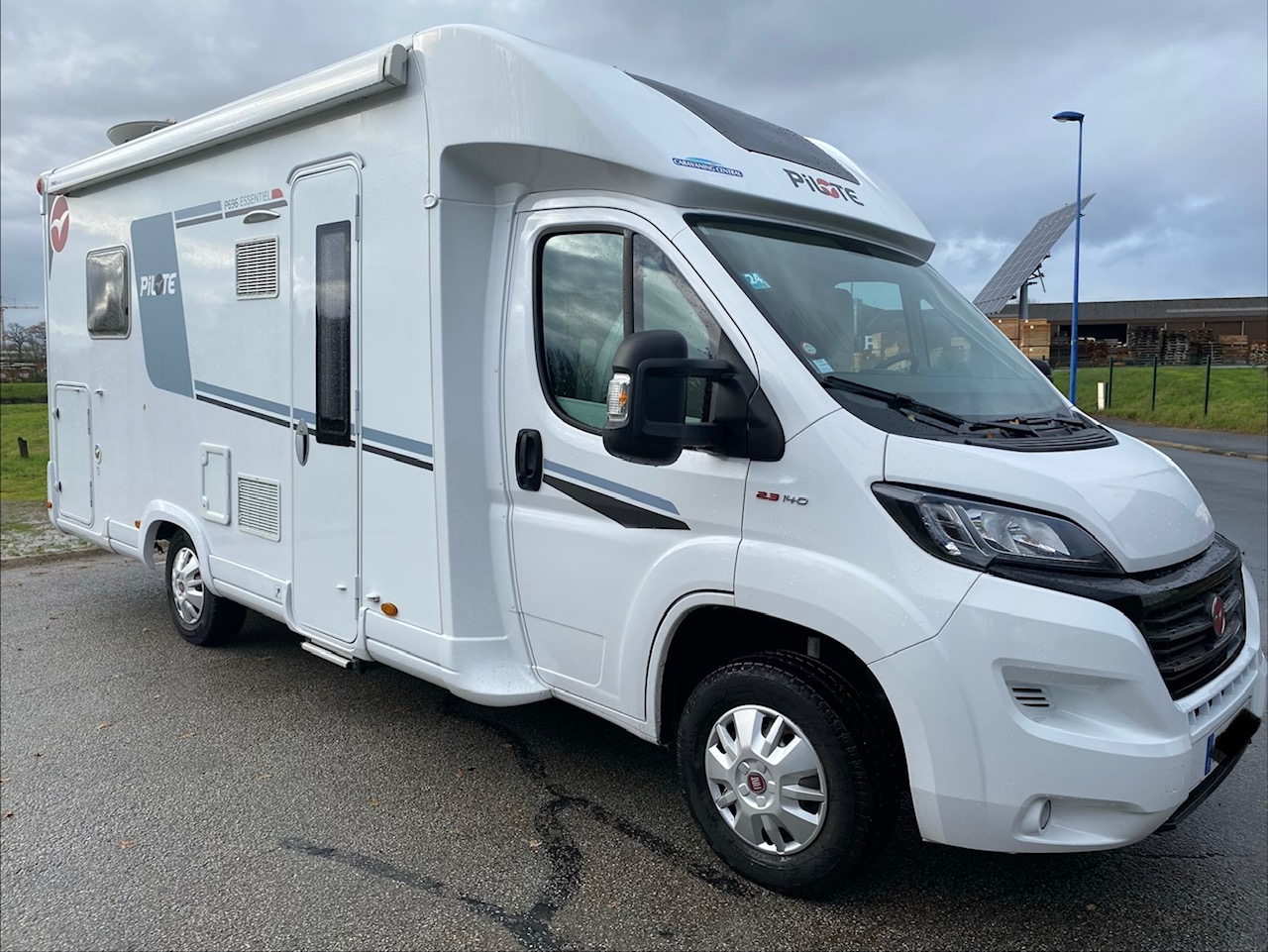 Camping-car PILOTE P696 Essentiel