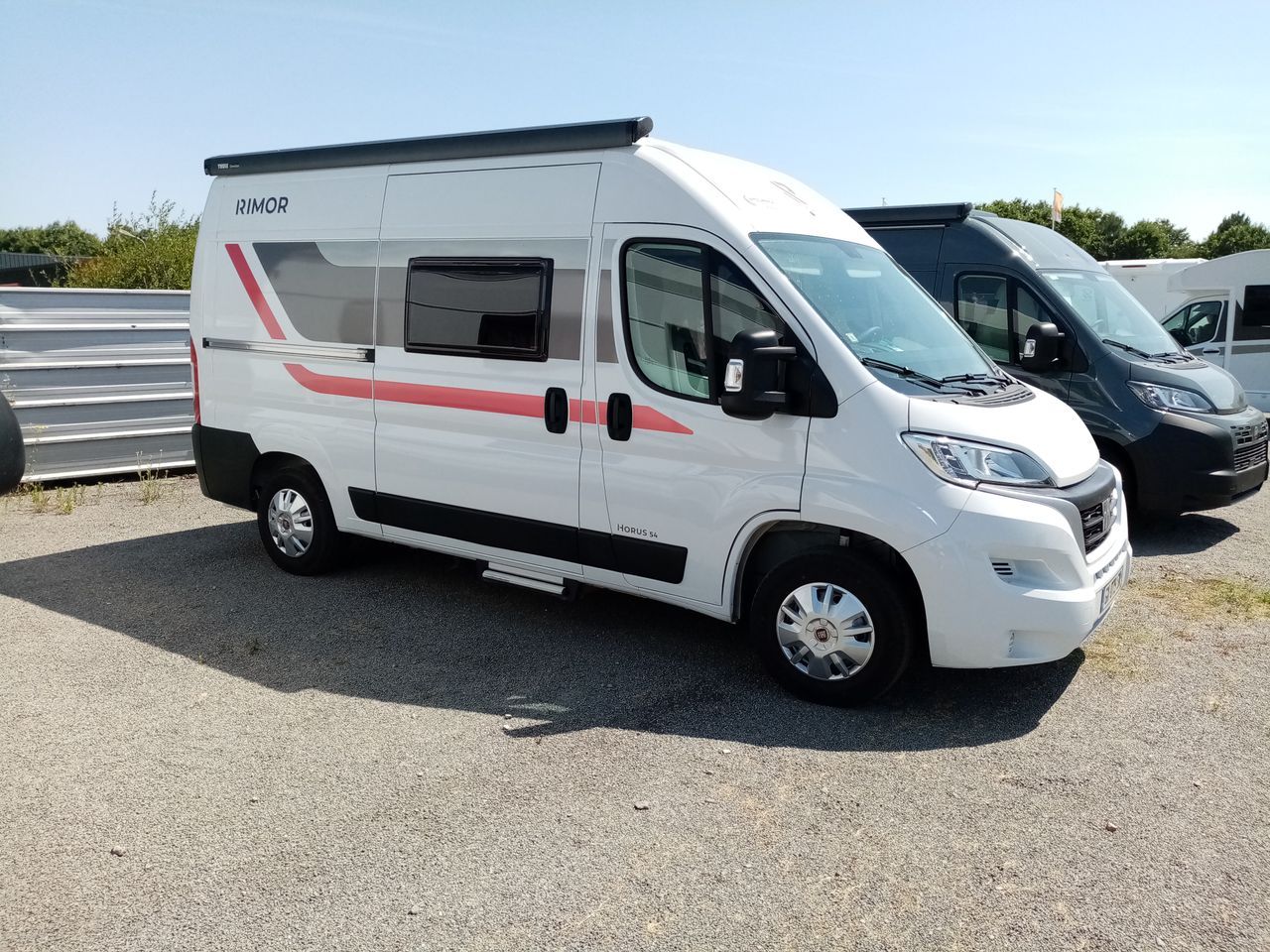 Camping-car RIMOR HORUS 54 BIEN EQUIPEE PR MAIN.