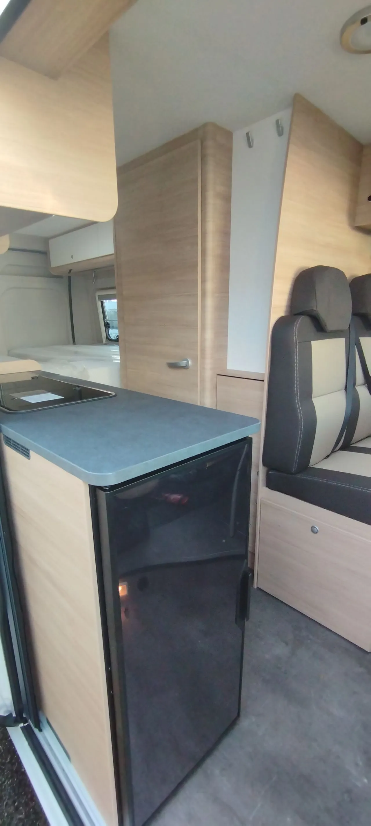 Fourgon aménagé - Road Car - R640 - 2024