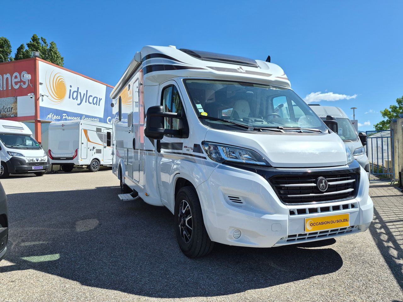 Camping-car ETRUSCO T6900 QB "lit central + lit de pavillon"