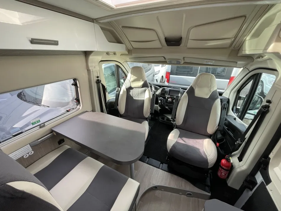 FOURGON V210 VIP ROAD EDITION