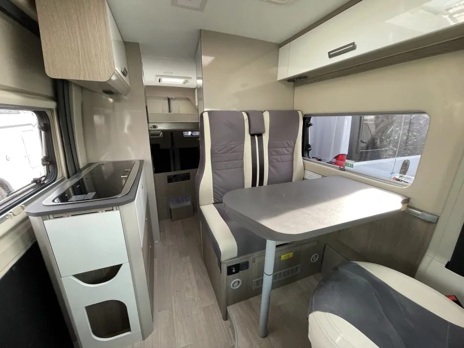 FOURGON V210 VIP ROAD EDITION