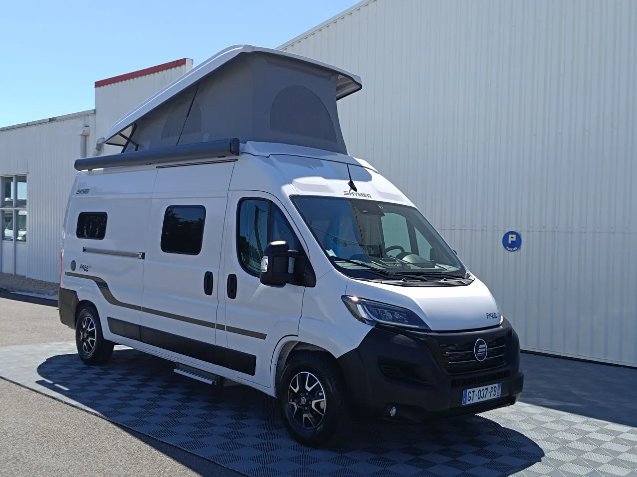 Fourgon amenage d occasion Toit relevable Hymer car 600 FREE 2024 Ruffec Idylcar