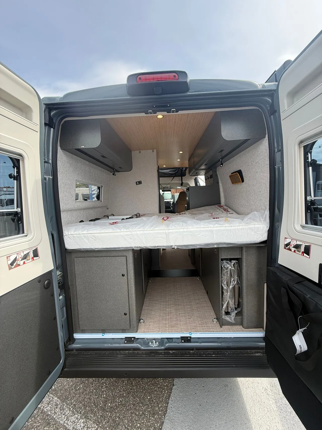 Fourgon aménagé - Hymer Camper Vans - REDWOOD 601 - 2026