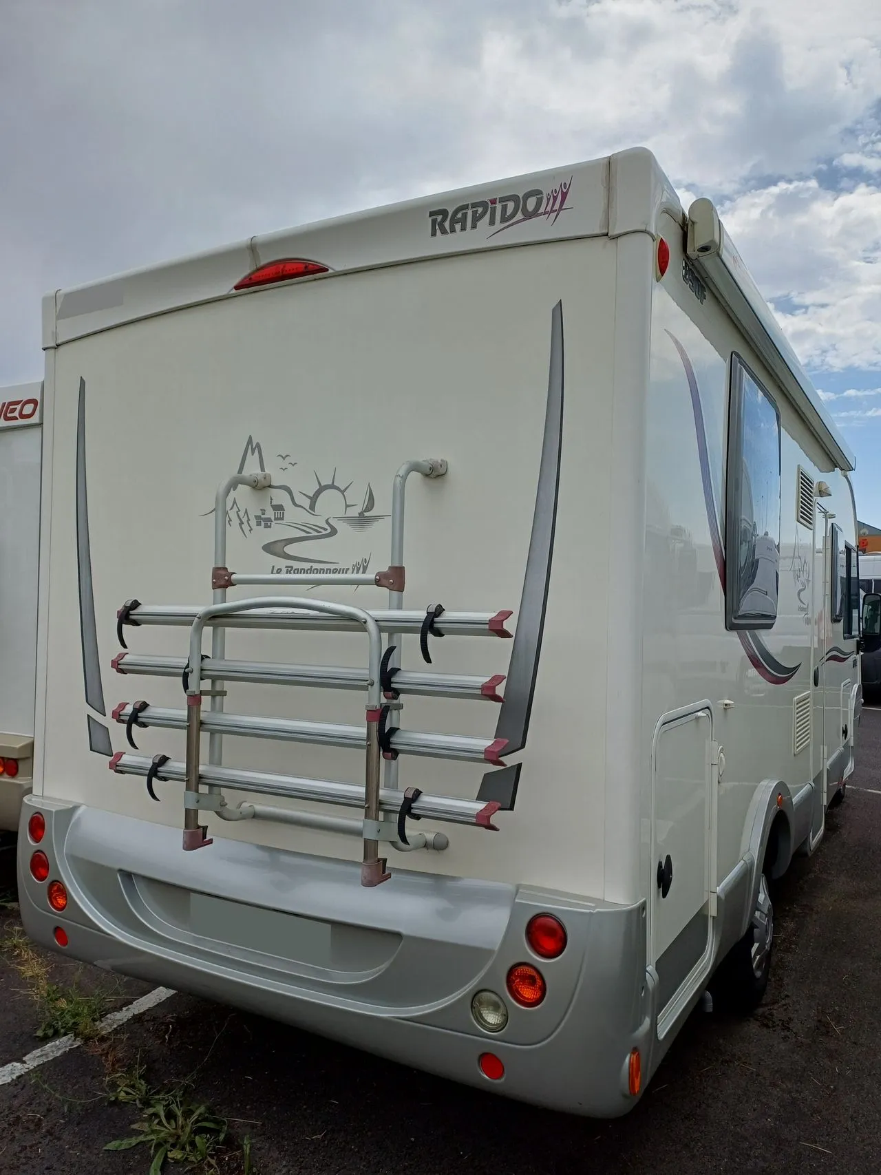 890 F